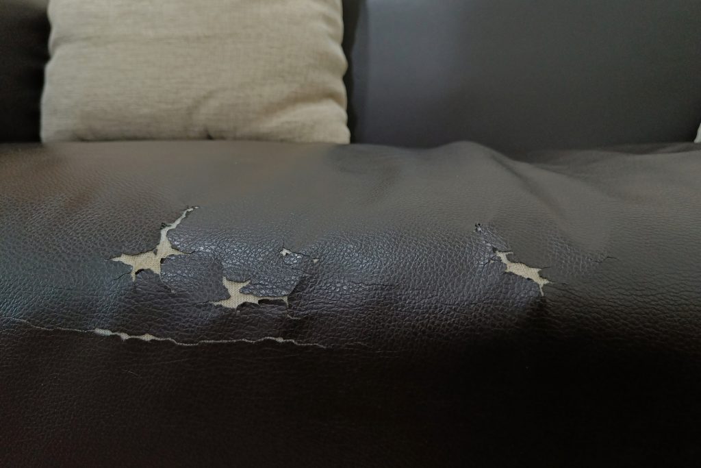 pęknięta tapicerka na kanapie