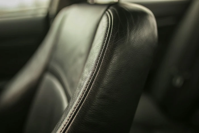 Ekoskóra czy welur – który materiał lepiej sprawdzi się w samochodzie?